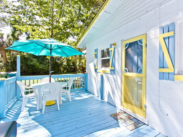 patio-cozy-blue-white-cottage-15
