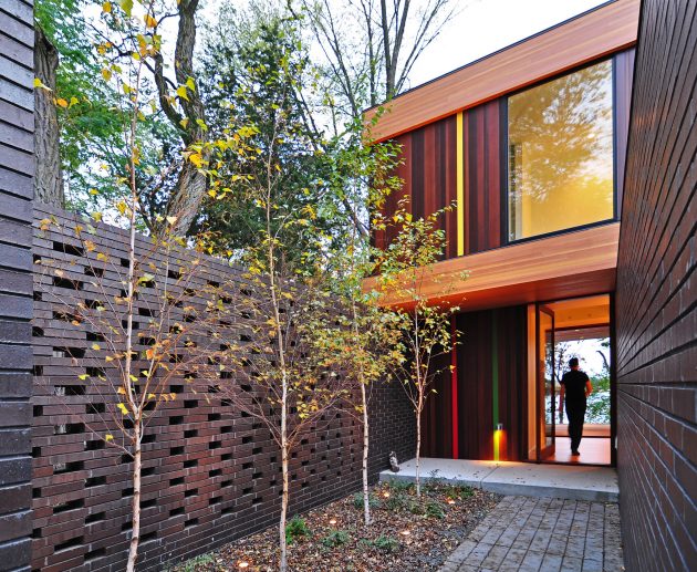 two-tone-modern-house-decorative-brick-and-wood-1