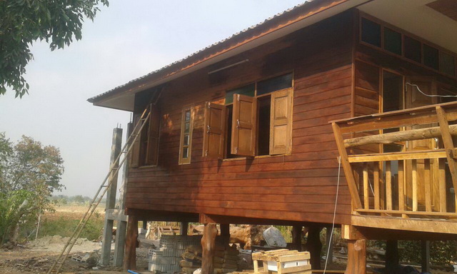 small-wood-raised-up-house-in-countryside-review-39