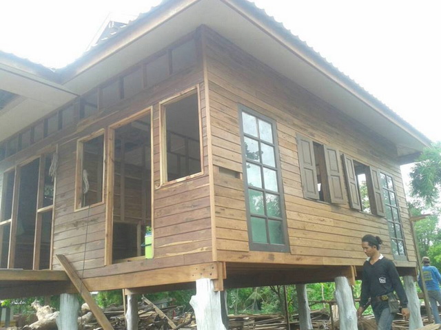 small-wood-raised-up-house-in-countryside-review-9