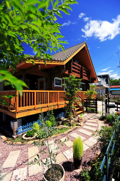 2-storey-traditional-country-log-cabin-house3