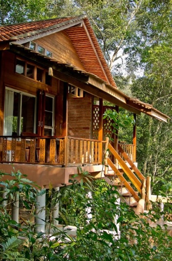 eco-wooden-resort-cottage-in-jungle