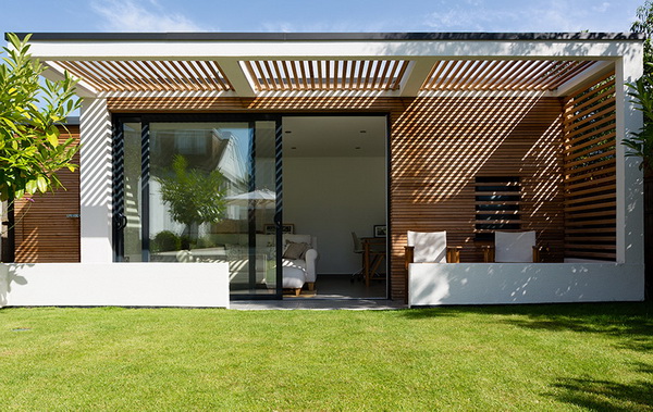 small-modern-house-in-backyard-garden-6