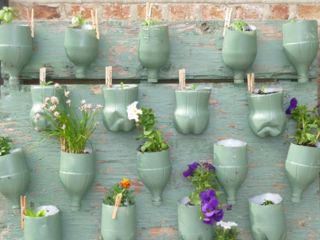 landscaping-diy-idea-wall-flower-pots-plastic-bottles