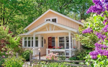 บ้านไม้ขนาดเล็ก ตกแต่งในสไตล์คอทเทจประยุกต์ โทนสีอ่อนหวาน มาพร้อมเฉลียงร่มรื่นด้วยพรรณไม้