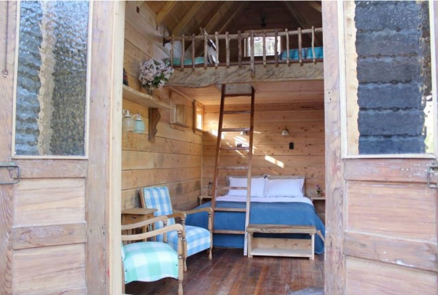 บ้านกระท่อมขนาดเล็ก 1 ห้องนอน พร้อมชั้นลอย ท่ามกลางสวนป่า ...