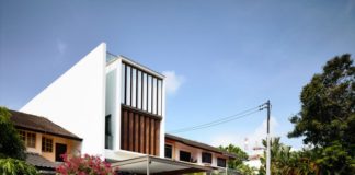 ทาวน์โฮมสไตล์โมเดิร์น ดีไซน์ให้มีลูกเล่นปรับเปลี่ยนหน้าบ้าน พร้อมภายในตกแต่งแบบมินิมอล