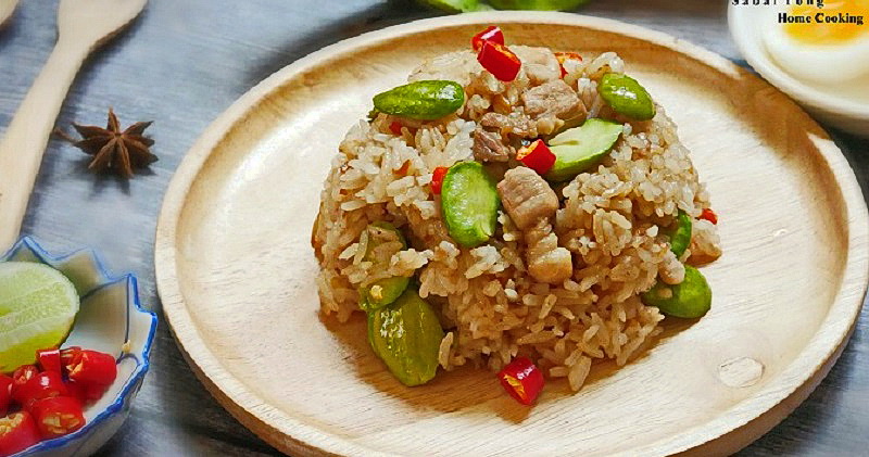 แบ่งปันวิธีทำ “ข้าวผัดสะตอคลุกกะปิใส่หมูสามชั้น” อร่อยครบเครื่อง หอมหวนชวนหิว