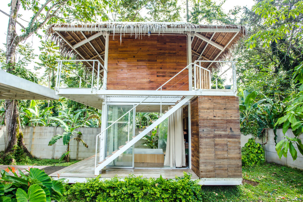 Green Corner House บ้านพักตากอากาศแนวทรอปิกคอล กลมกลืนกับธรรมชาติแต่ยัง