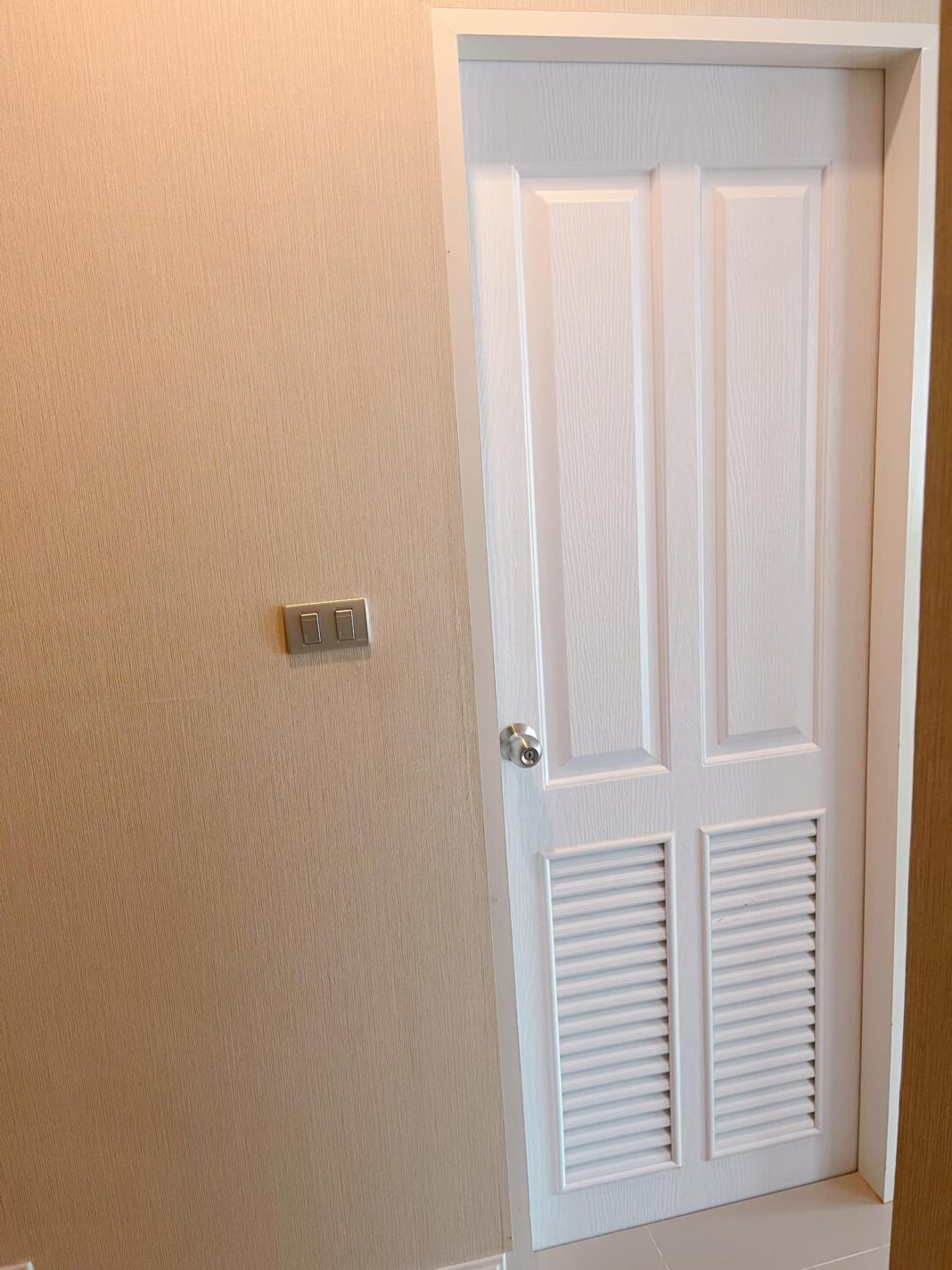 DIY “ทำลวดลายไม้ให้ประตู PVC ” ตกแต่งให้เข้าธีมมินิมอลมูจิ ด้วยงบ 577